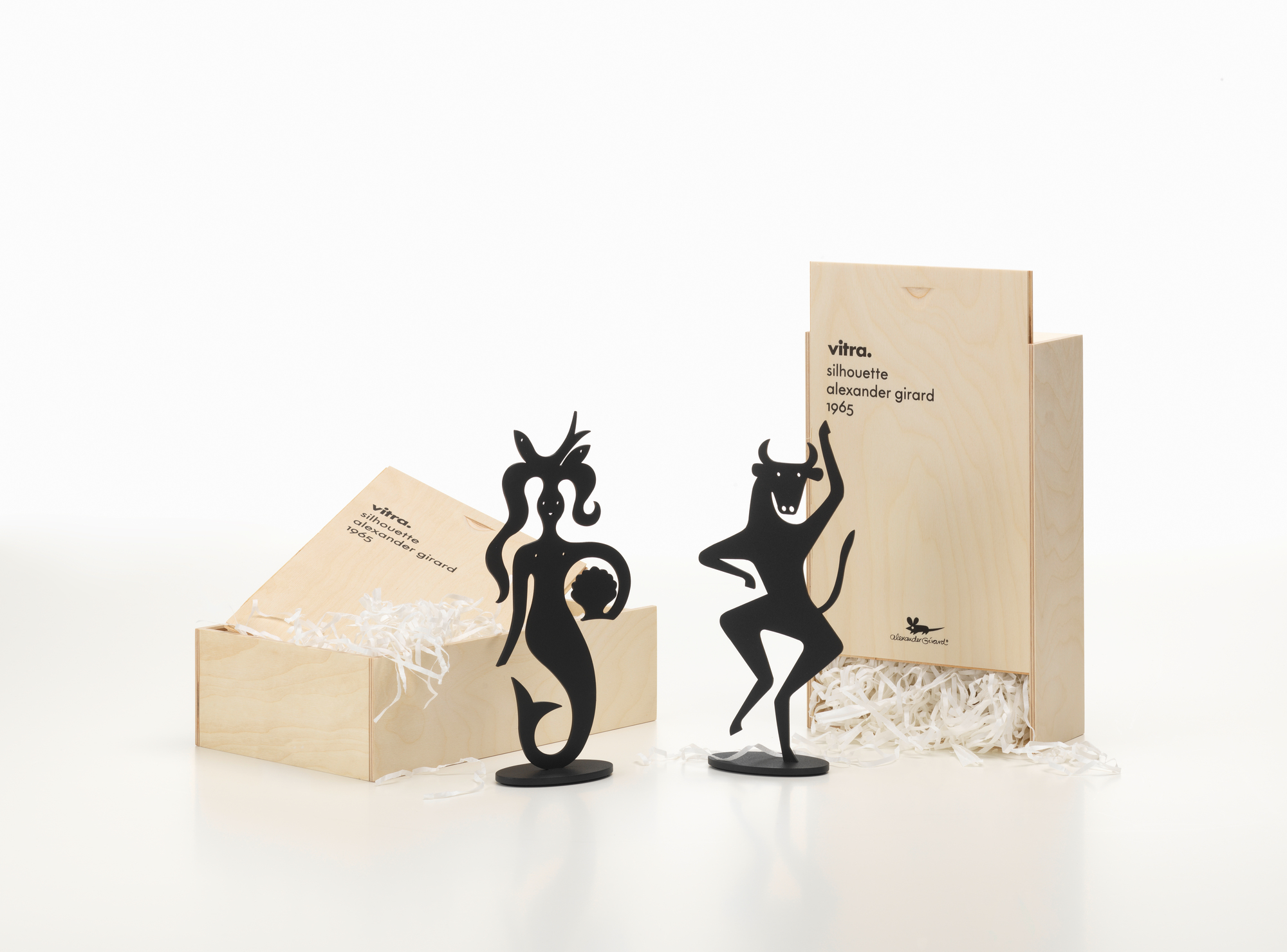 Vitra Silhouettes Figuren: Meerjungfrau und Stier aus Metall, präsentiert in Holzkiste mit Füllmaterial.