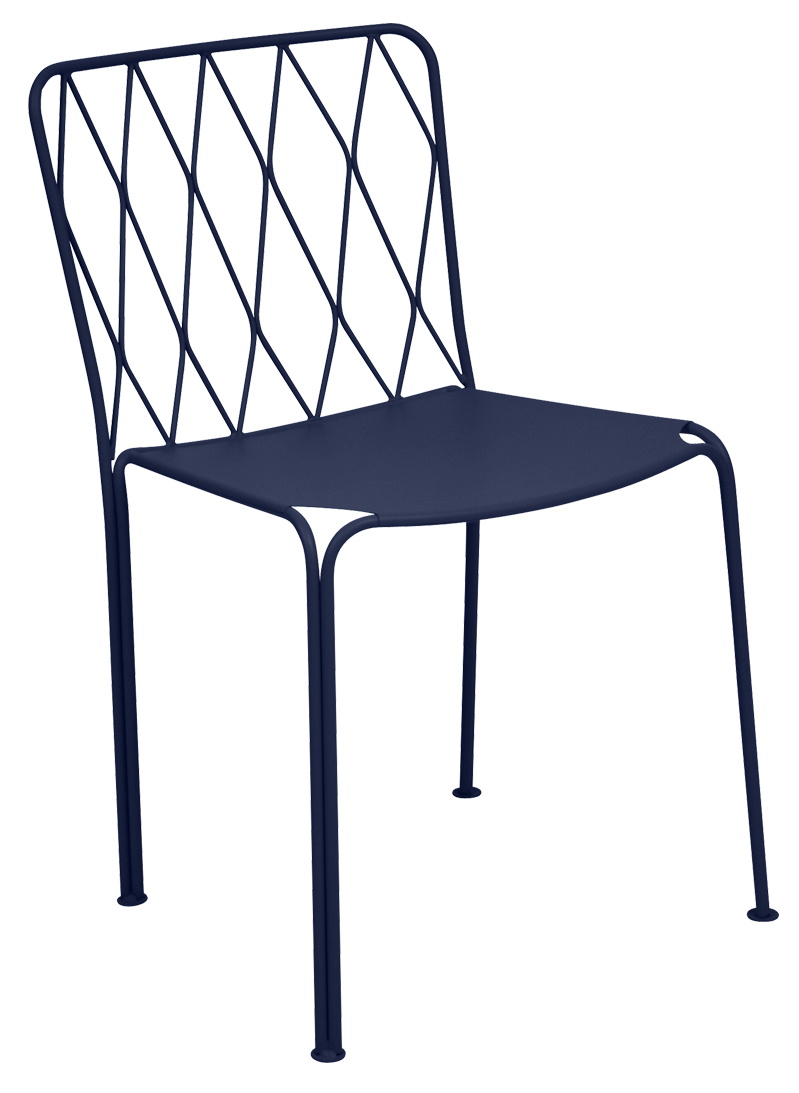 Blauer Kintbury Stuhl von Fermob für den Außenbereich mit filigranem, geometrischem Design.