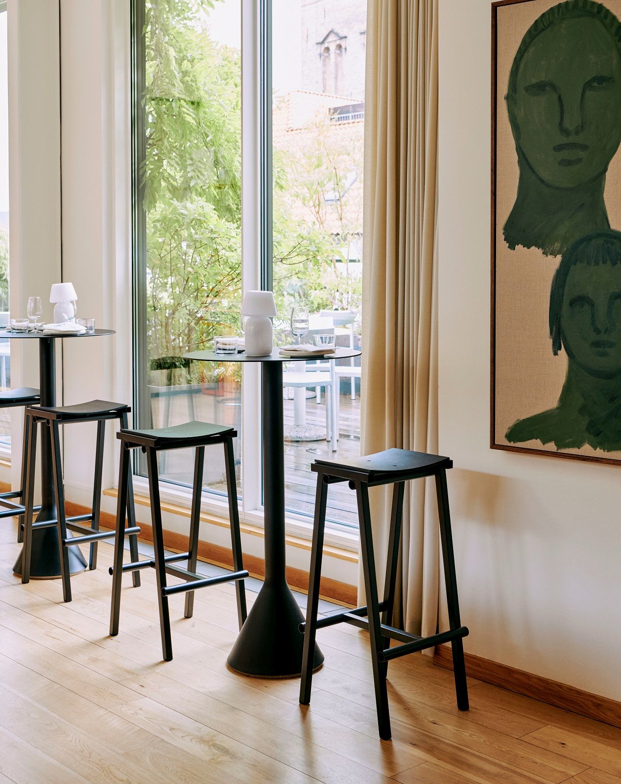 Schwarzer Taburete 8 Barhocker von Hay an Bartischen in modernem Interieur.