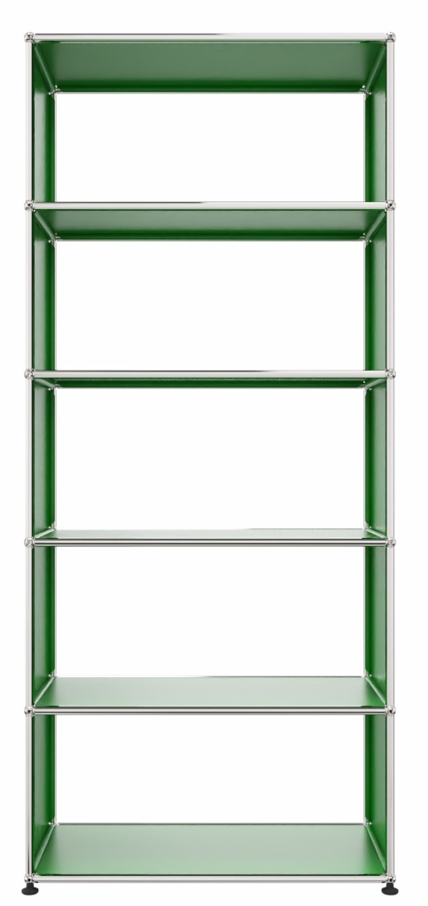 USM Haller Regal in Grün mit fünf Fächern und verchromten Verbindungsrohren, modernes modulares Design.