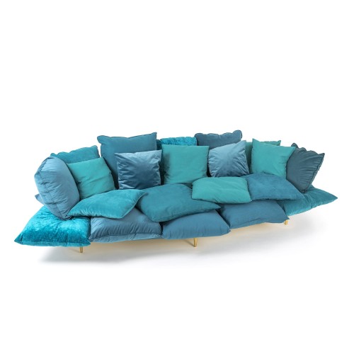 Blaues Comfy Sofa von Seletti, modernes Design mit vielen Kissen und goldenen Füßen.