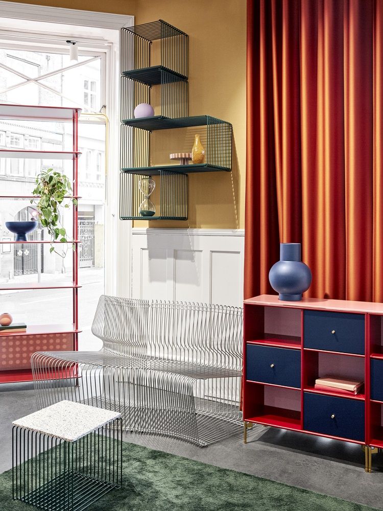 Innenaufnahme mit Montana Wire Cube Drahtregal in Grün, kombiniert mit passenden Designermöbeln.