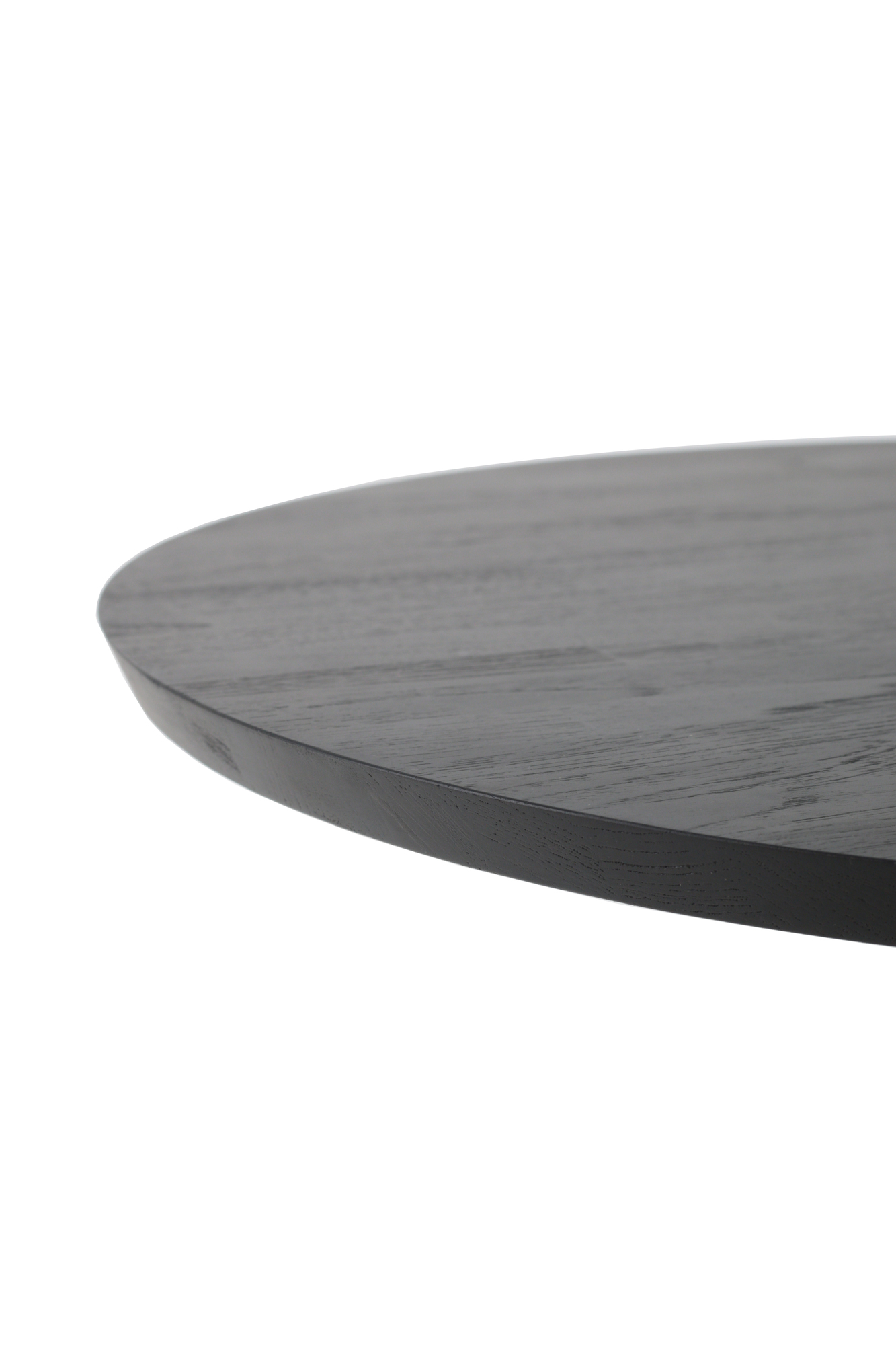 Detailaufnahme der Tischplatte vom Ethnicraft Teak Oblic Beistelltisch, schwarz lackiert, runde Form und moderne Optik.