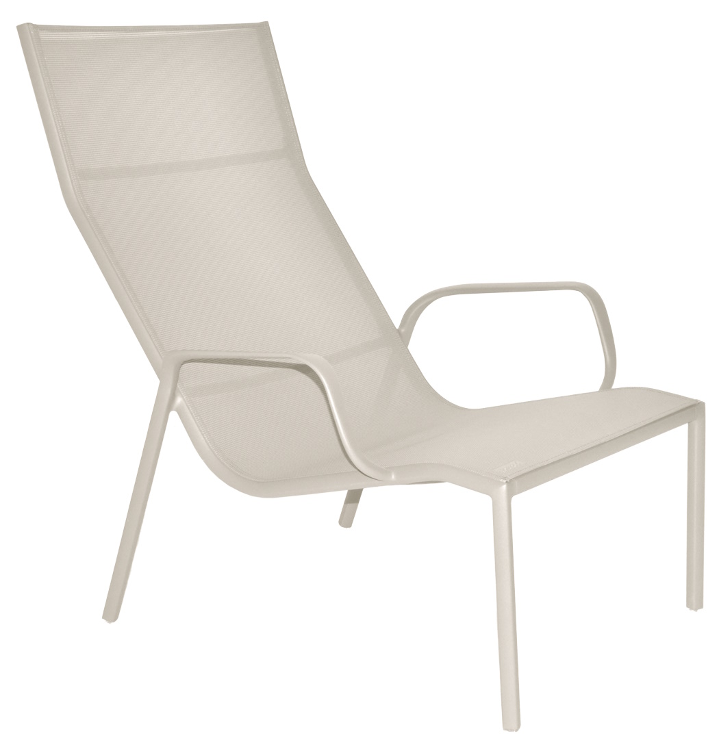 Cadiz Lounge Sessel von Fermob, Outdoor Möbel aus Metall und Textil in Beige.