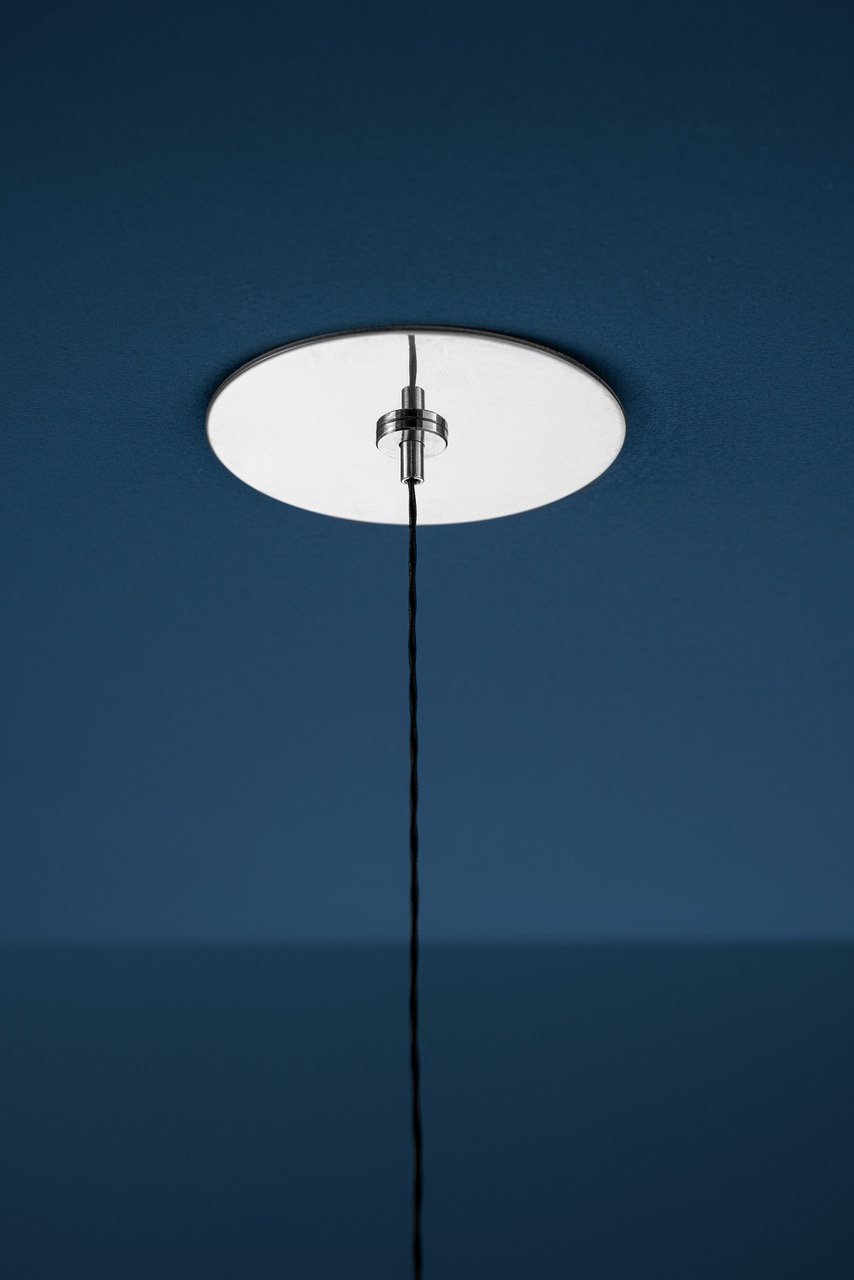 Deckenbefestigung der Par Hängeleuchte von Catellani & Smith in Nickeloptik, modernes Lampendesign.