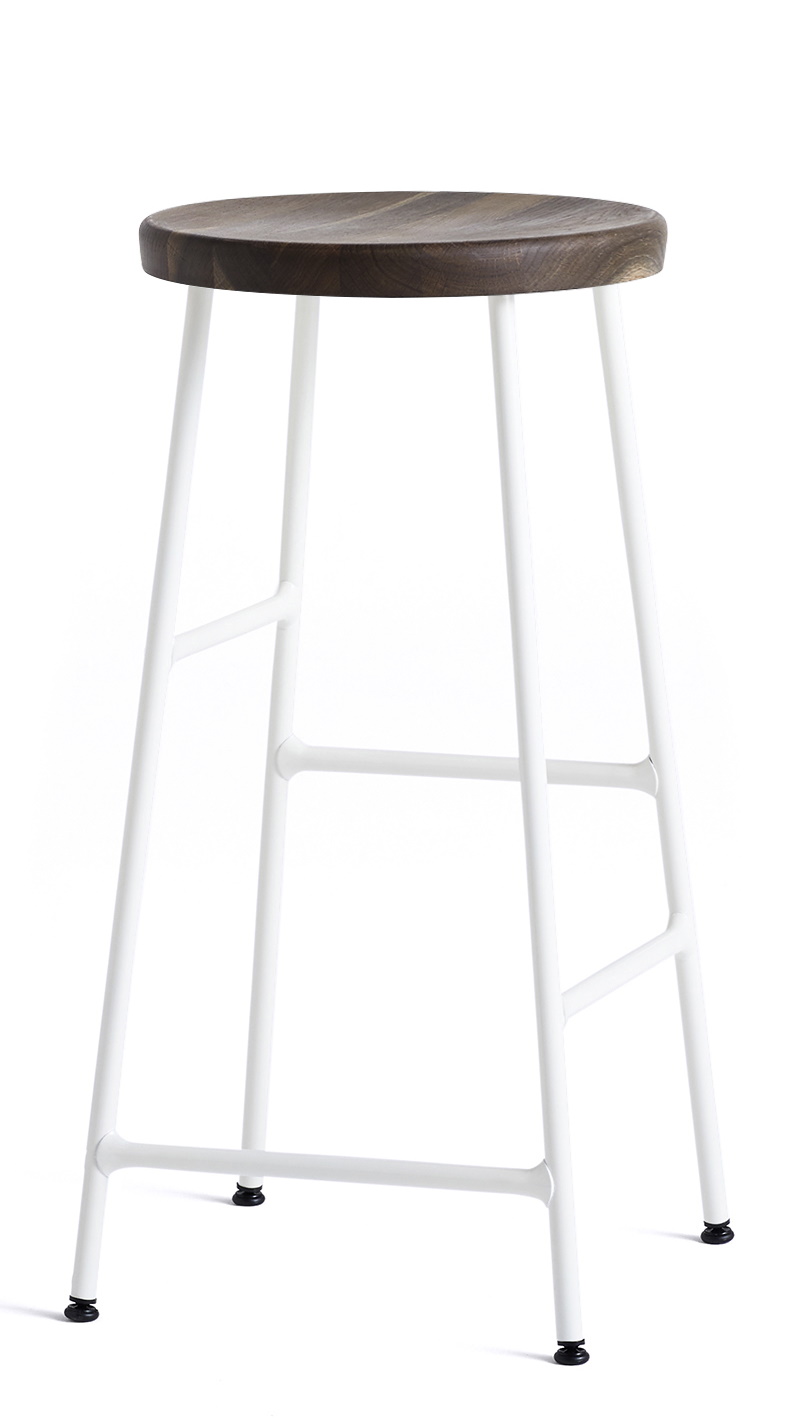 Cornet Bar Stool Low: Cremeweißer Hocker mit geräucherter Eichenholz-Sitzfläche, ideal für Küche und Bar.