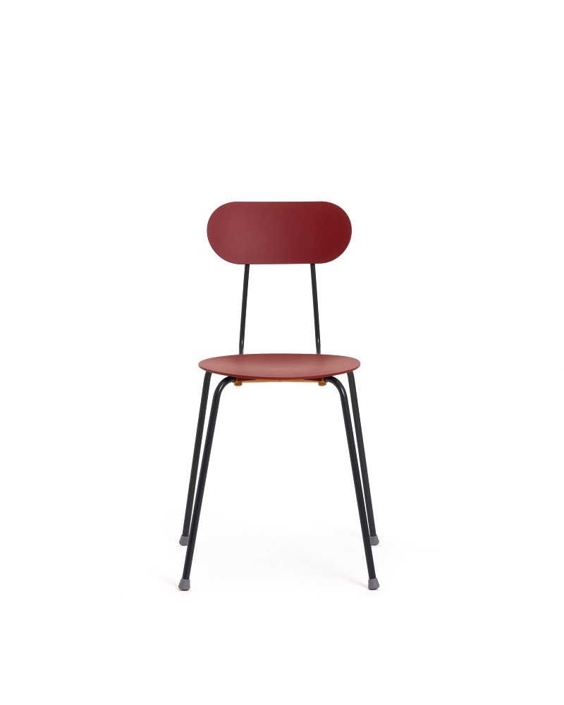 Mariolina Stuhl von Magis, stapelbarer Designstuhl in Rot mit schwarzem Gestell, Frontansicht.