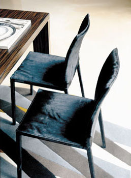 Zwei schwarze Zanotta Lea Stühle ohne Armlehne, modernes Design, Esszimmerstuhl, hochwertige Möbel.