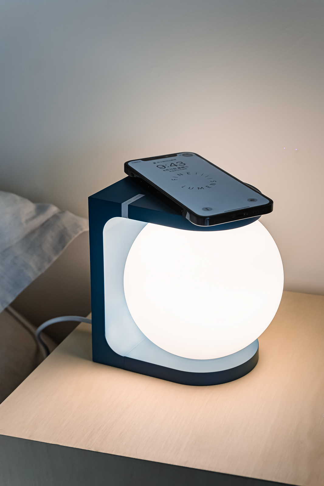 Plat Reading Lamp Tischleuchte von house of home mit Smartphone auf Nachttisch.