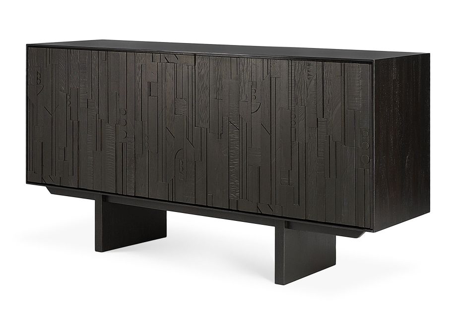 Ethnicraft Mosaic Anrichte aus Teakholz mit dunkler Oberfläche und geometrischen Mustern auf den Türen.