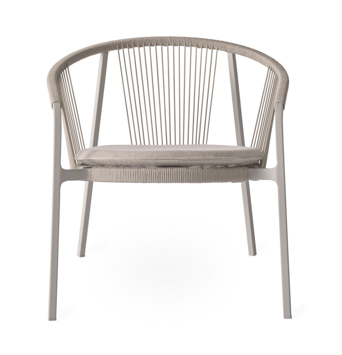 Lagrasse Loungesessel Outdoor: Beiger Sessel mit Seilbespannung und Sitzkissen für Garten und Terrasse.