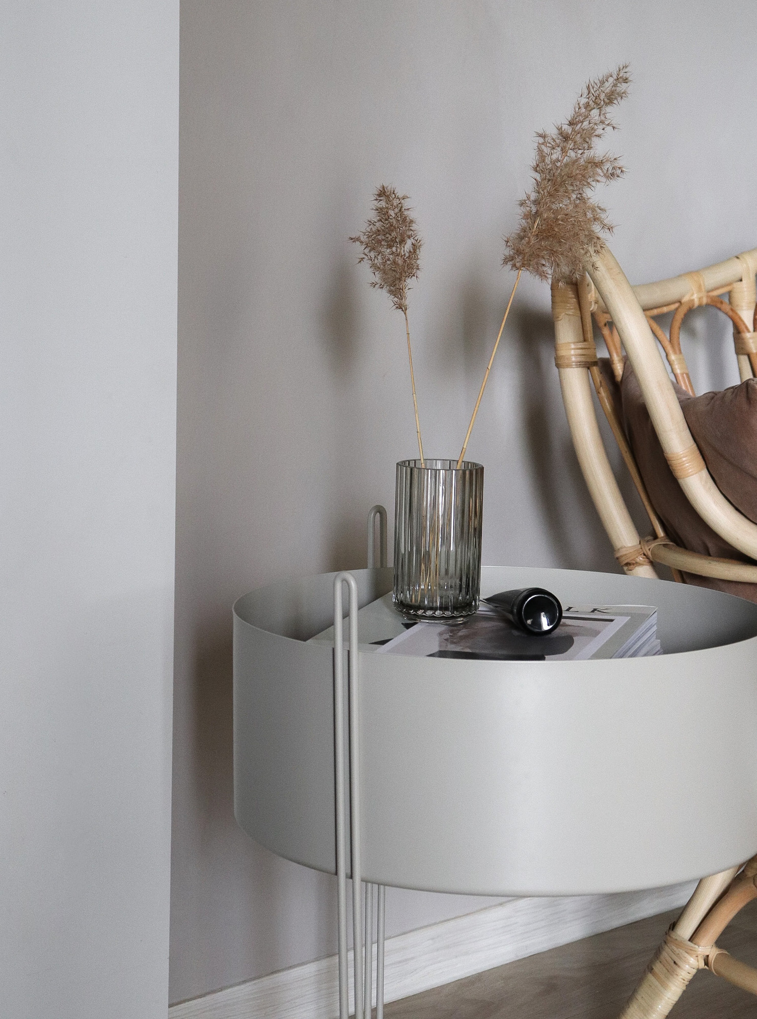 Heller Pidestall Pflanzgefäß Medium von Woud mit Dekoration und Zeitschriften im modernen Interieur.