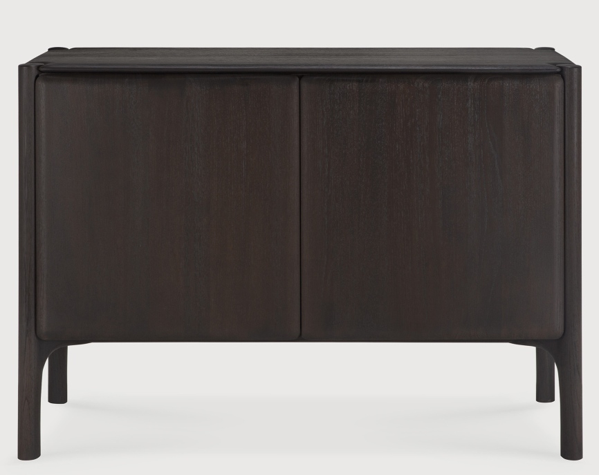 Dunkles Ethnicraft Sideboard aus Holz mit zwei Türen und schlichtem Design.