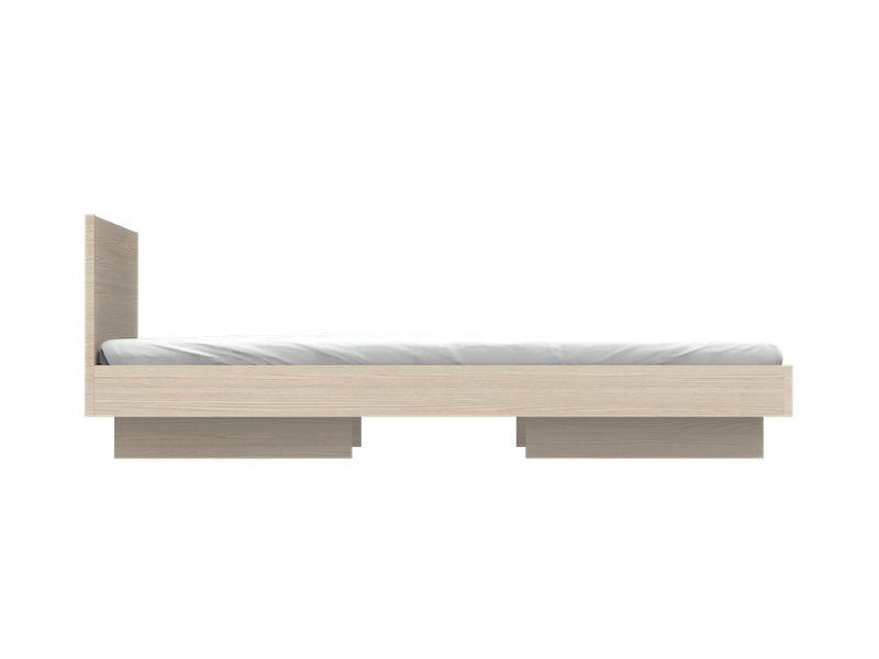 ZIANS Bett Large mit hellem Holzrahmen, geteilten Beinen und weißer Bettwäsche, Seitenansicht.