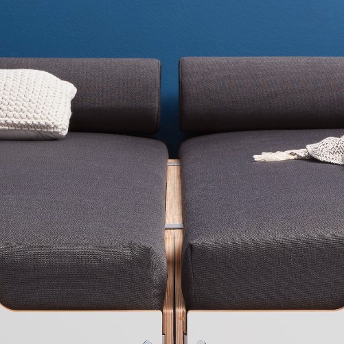 Detailansicht: Klammernpaar für Stapelliege zur Verbindung von zwei Liegen, grauer Bezug, modernes Design.