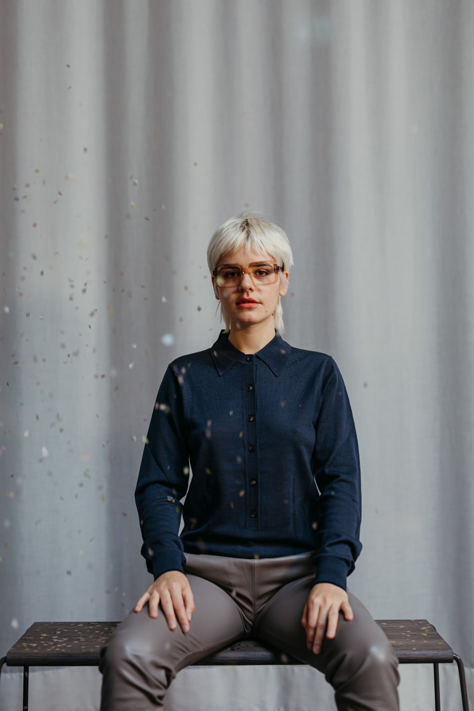 D:004 Bank Fuchs & Habicht: Moderne Sitzbank aus Holz und Metall, geeignet für Innenräume.