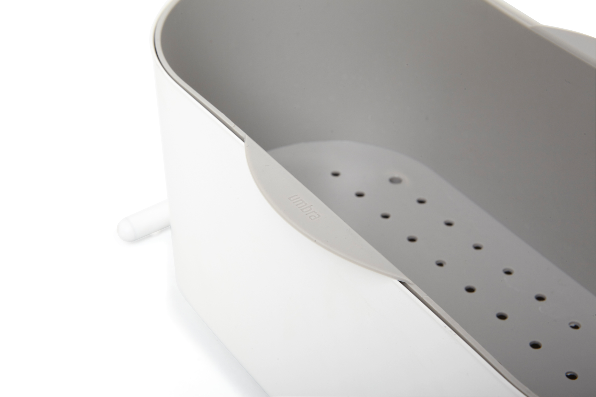 Detailaufnahme des weißen Umbra Kräutertopfs mit Entwässerungslöchern, ideal für die Fensterbank.