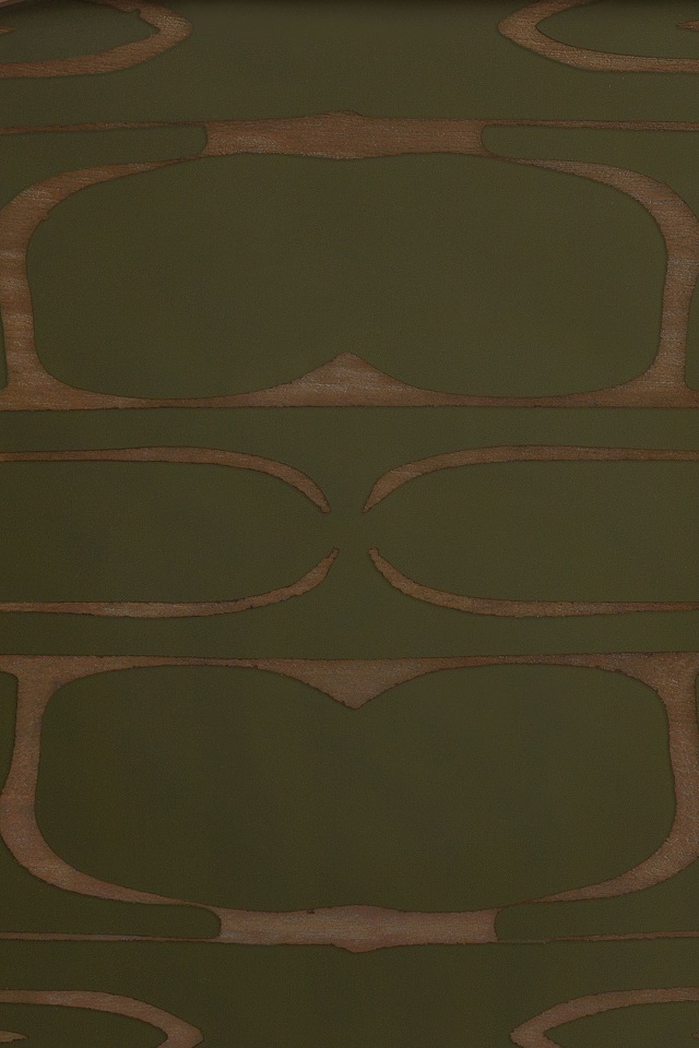 Detailansicht des Second Nature Tabletts von Ethnicraft mit ethnischem Muster in Grün und Braun.