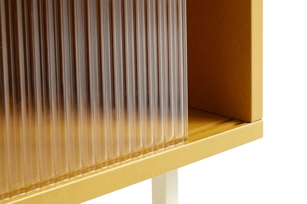 Detailaufnahme vom gelben Colour Cabinet Schrank von Hay mit geriffelter Glastür.