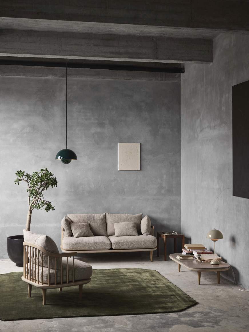 AndTradition The Moor Rug Teppich in Grün, stilvolles Wohnzimmer-Interieur mit Sofa, Sessel und Design-Elementen.