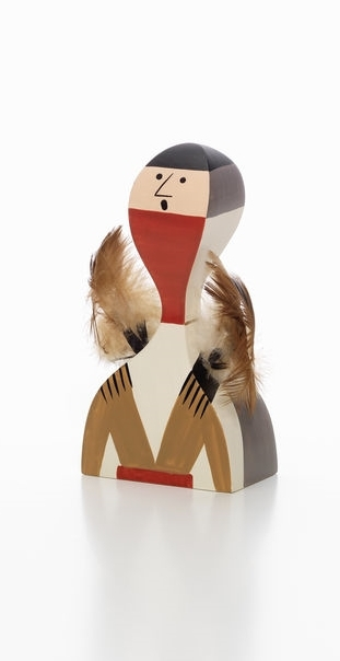 Holzfigur Vitra No. 10, handbemalte Holzpuppe mit Federn, dekorative Sammlerfigur für Designliebhaber.