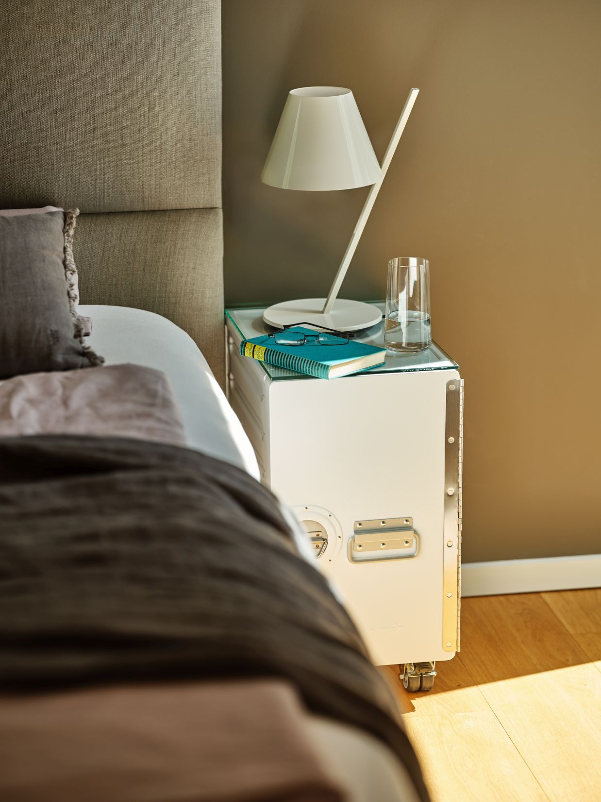 Nachttisch mit Box Rollwagen im Flugzeug-Design, mit Lampe, Buch und Glas dekoriert. Bordbar für Schlafzimmer.