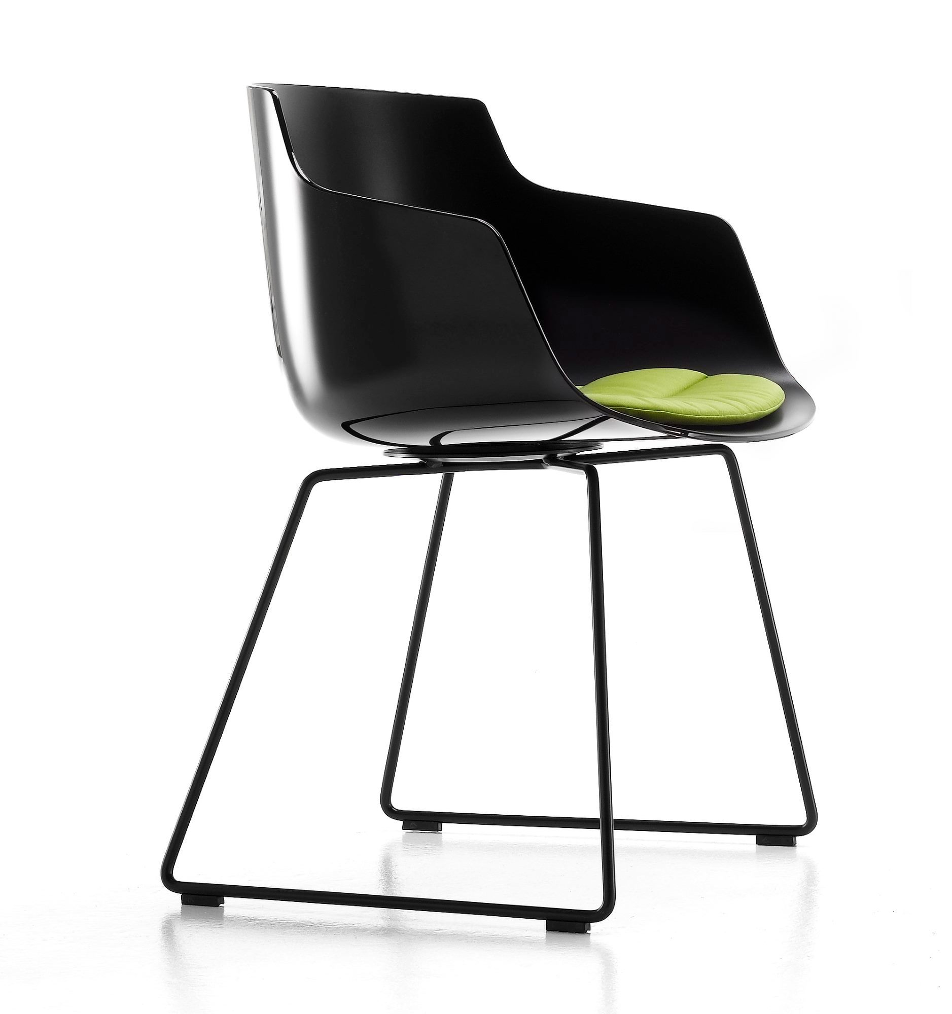 Schwarzer Flow Slim Armlehnenstuhl mit Kufengestell und grünem Sitzkissen, moderner Designstuhl für Esszimmer und Büro.