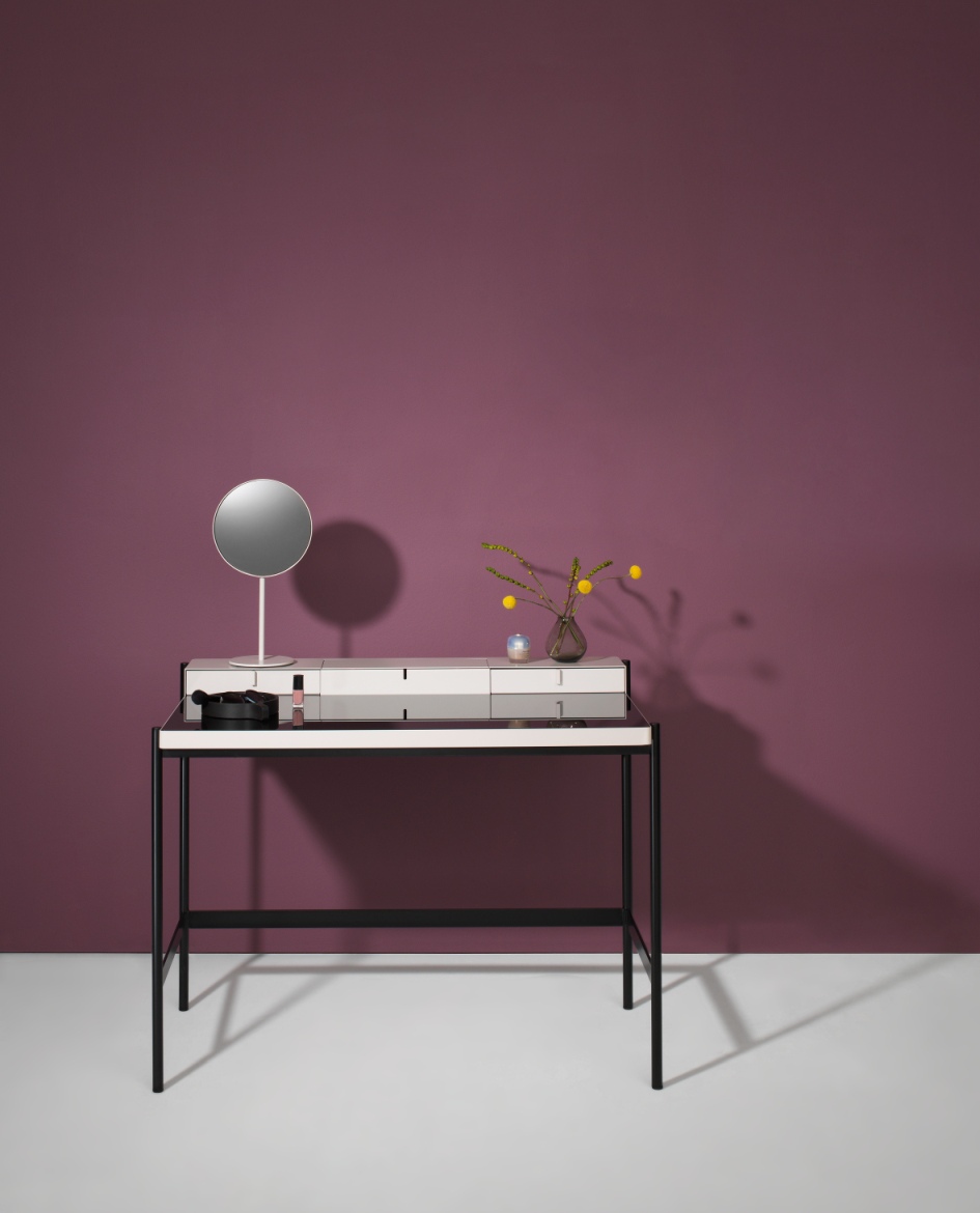 PS20 Schminktisch von Müller Möbelfabrikation: Moderner Frisiertisch mit Spiegel und Schubladen vor lila Wand.