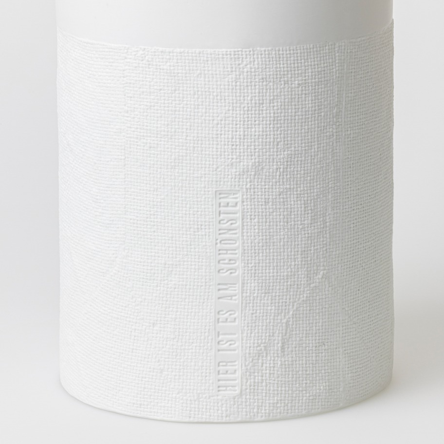 Weiße Formsprache Vase von Räder mit Textur und dem Schriftzug "Hier ist es am Schönsten".