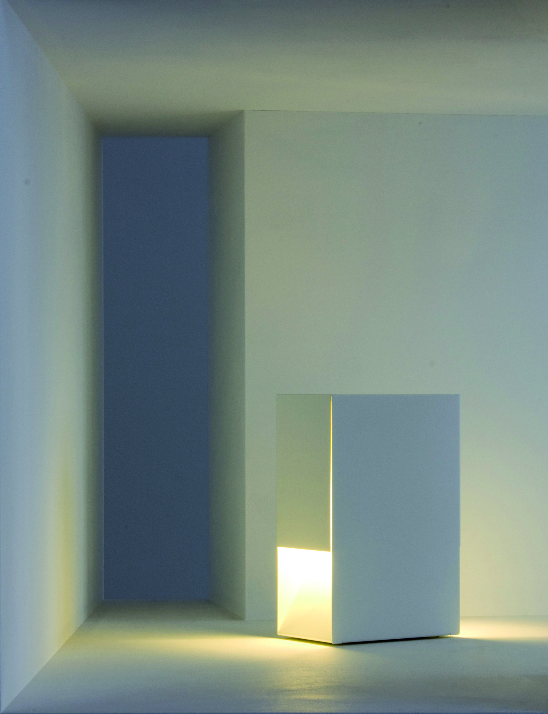 Weiße Linea1 Tischleuchte von Müller Möbelwerkstätten, modernes Design mit warmem Lichtschein, minimalistische Nachttischlampe.