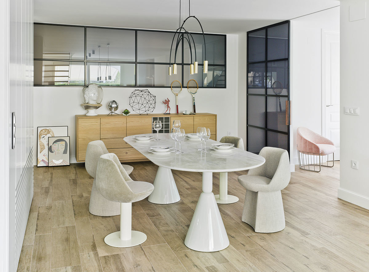 Moderner Esstisch mit Marmorplatte und weißen Beinen, Sancal Pion Petra Tisch im Esszimmer.