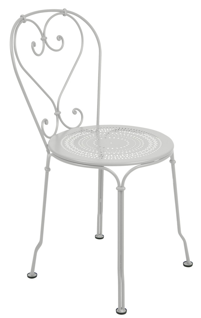 Grauer 1900 Stuhl von Fermob für den Außenbereich mit filigranem, herzförmigem Design.