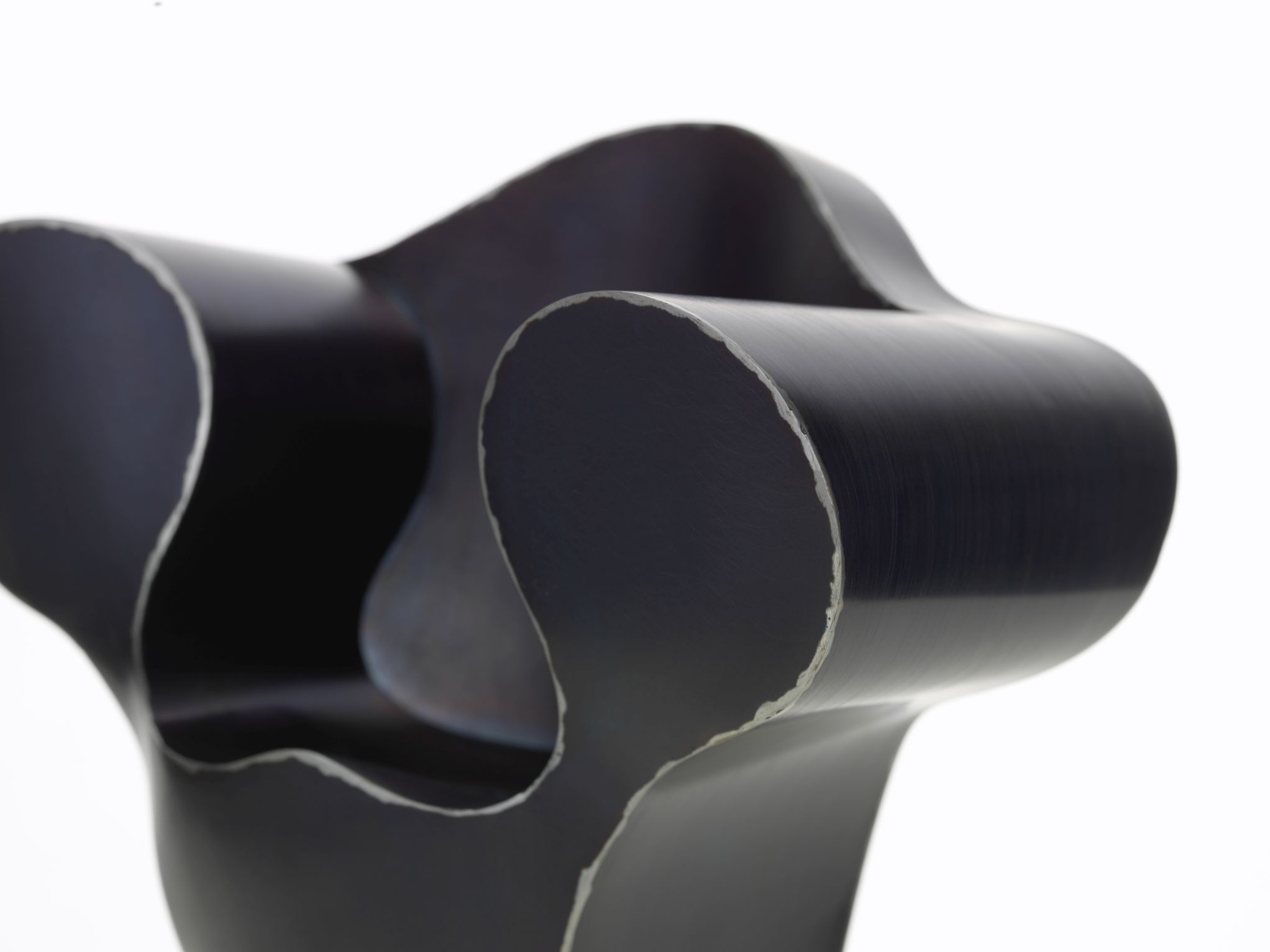 Nahaufnahme der schwarzen Big Easy Miniatur von Vitra, Designklassiker und Sammlerstück.