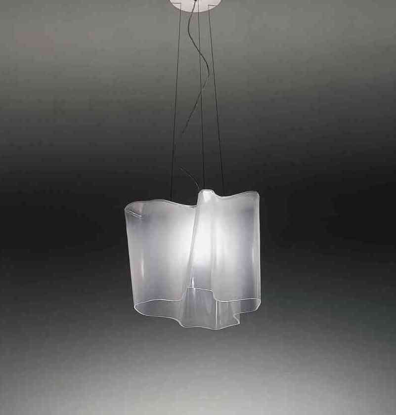 Logico Pendelleuchte von Artemide: Moderne Hängelampe mit wellenförmigem, transparentem Lampenschirm für stilvolle Beleuchtung.