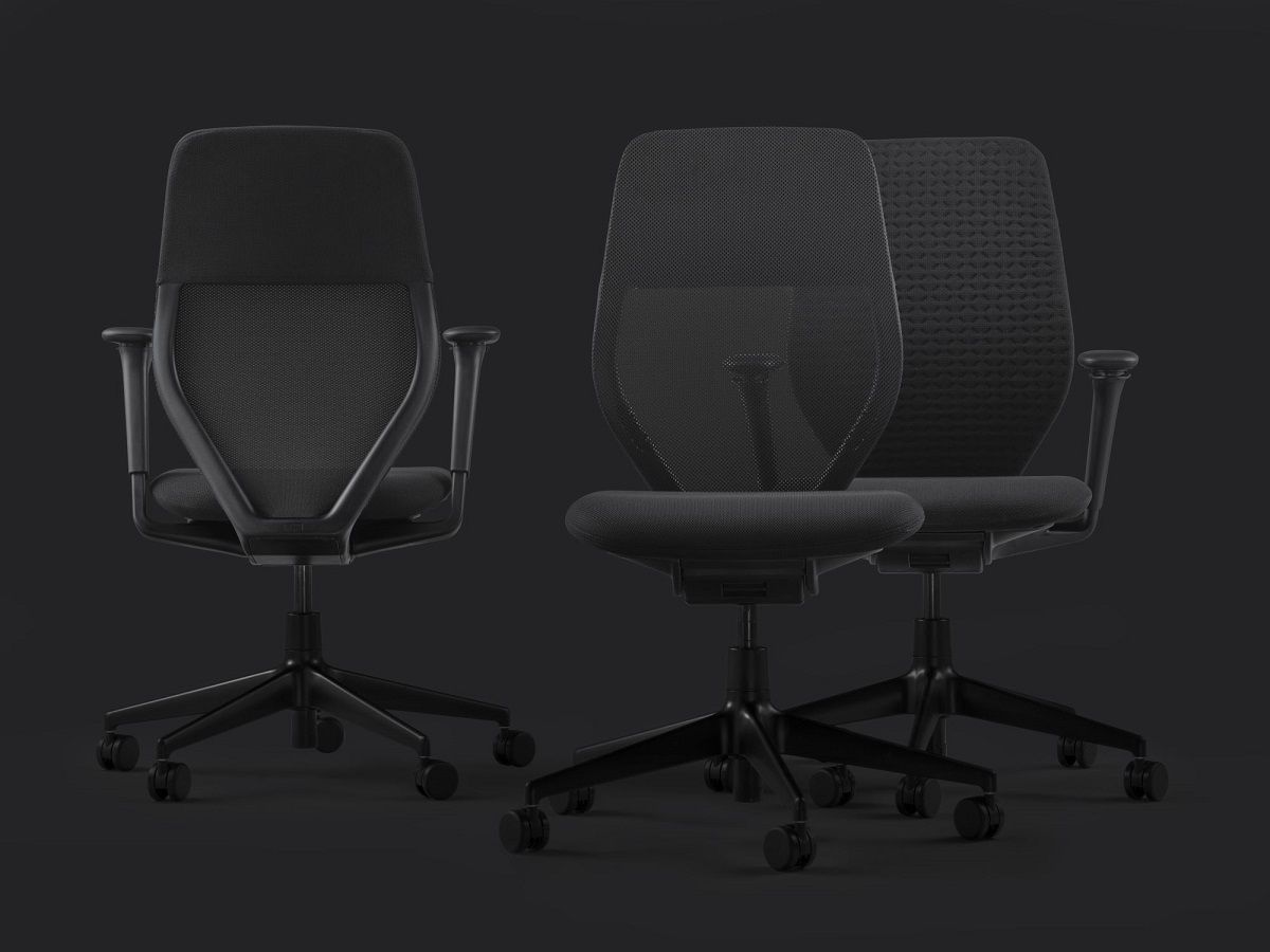 Drei schwarze ACX Mesh Bürodrehstühle von Vitra mit Netzrückenlehne und Rollen vor dunklem Hintergrund.