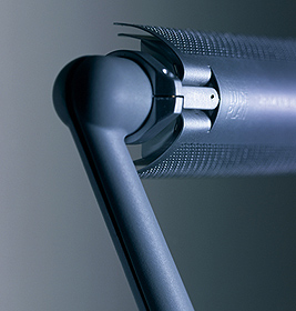 Detailaufnahme der grauen Luceplan Lola Wandleuchte mit flexiblem Arm und Lampenschirm. Moderne Wandlampe für Wohnraum.