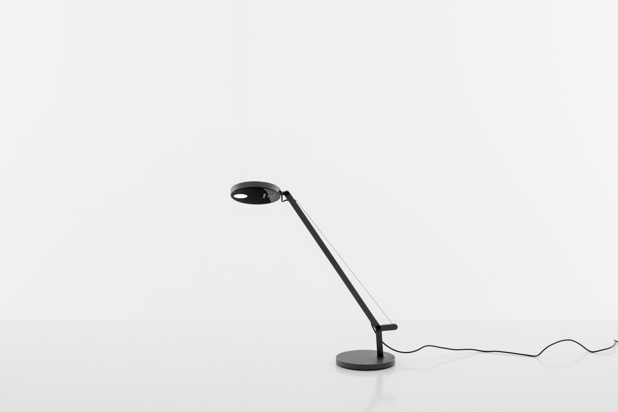Schwarze Artemide Demetra Micro Tischleuchte: Moderne LED-Tischlampe mit verstellbarem Arm für Büro und Zuhause.