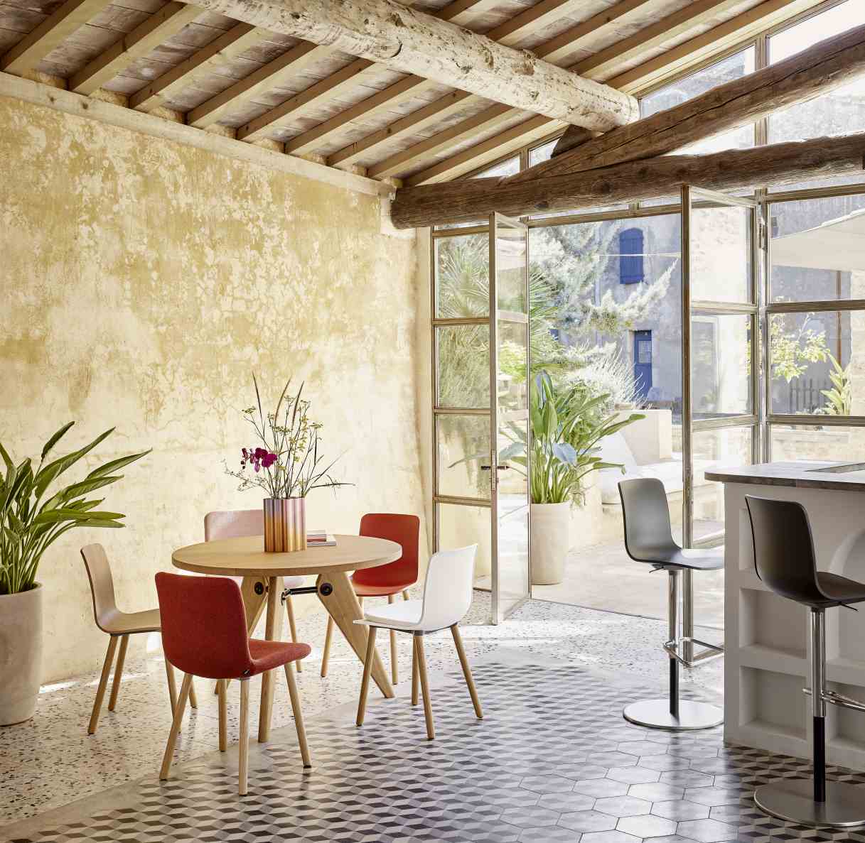 Esszimmer mit Vitra Hal Wood Stühlen in Eiche Natur und farbigen Sitzbezügen.