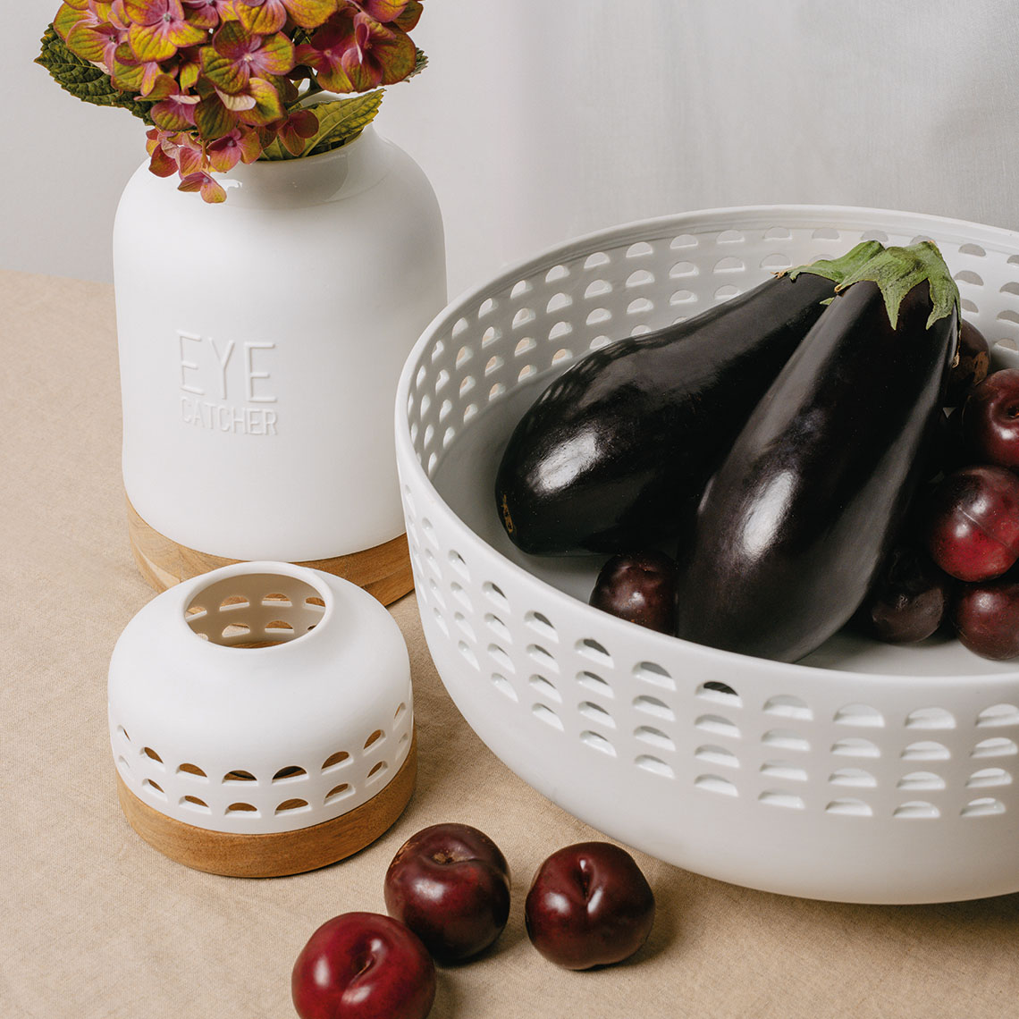 Weiße Deko-Schale mit Auberginen und Pflaumen, Teil der Räder Blickfang Kollektion, moderne Tischdeko.