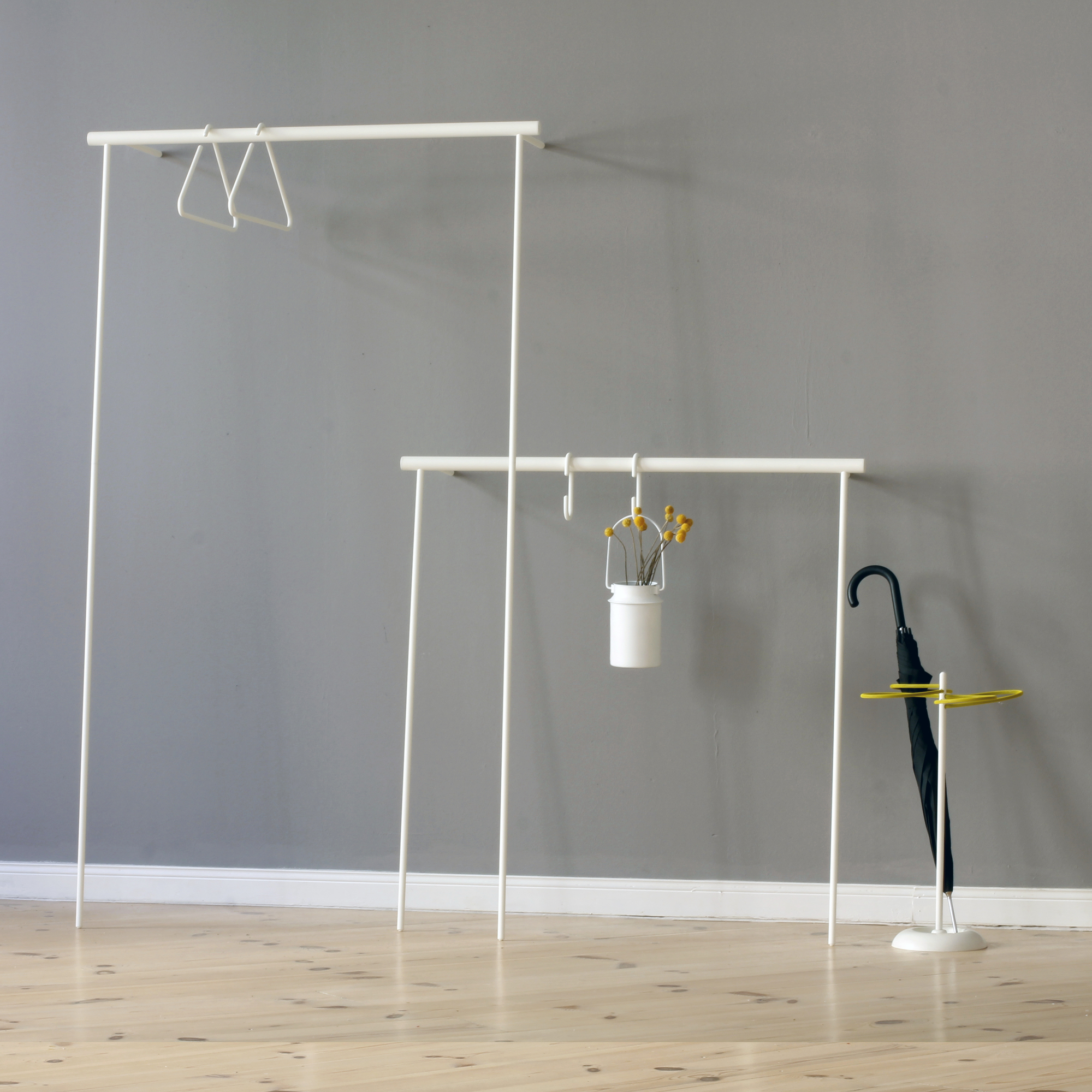 Little Leanon II Stummer Diener von Roomsafari: Weiße Säule mit Eichenstangen für Kleidung und Accessoires.