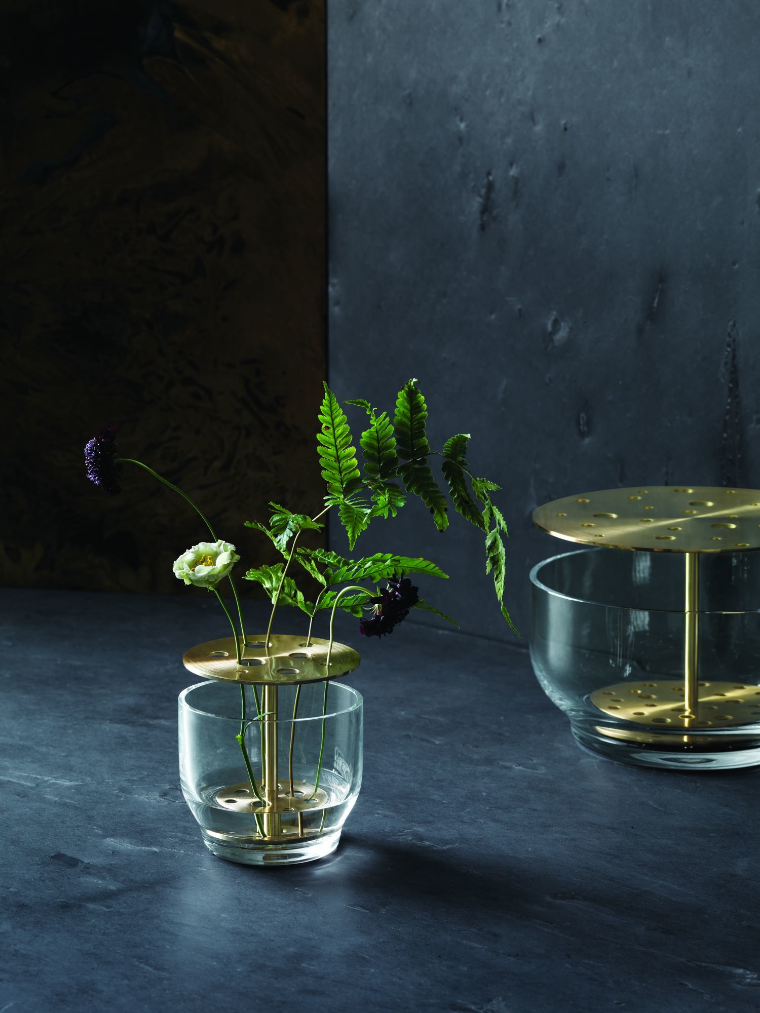 Ikebana Vase von Fritz Hansen, groß, aus Glas und Messing mit floraler Dekoration.