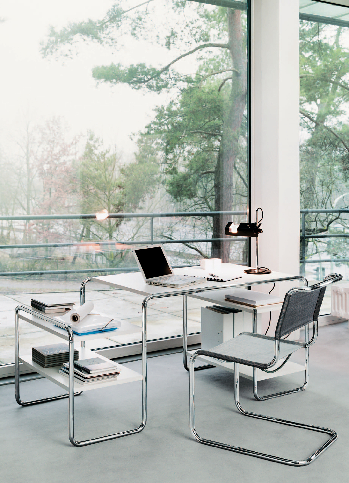 S 33 N Freischwinger von Thonet am Schreibtisch: Designklassiker mit Stahlrohr und Netzbespannung für modernes Wohnen.