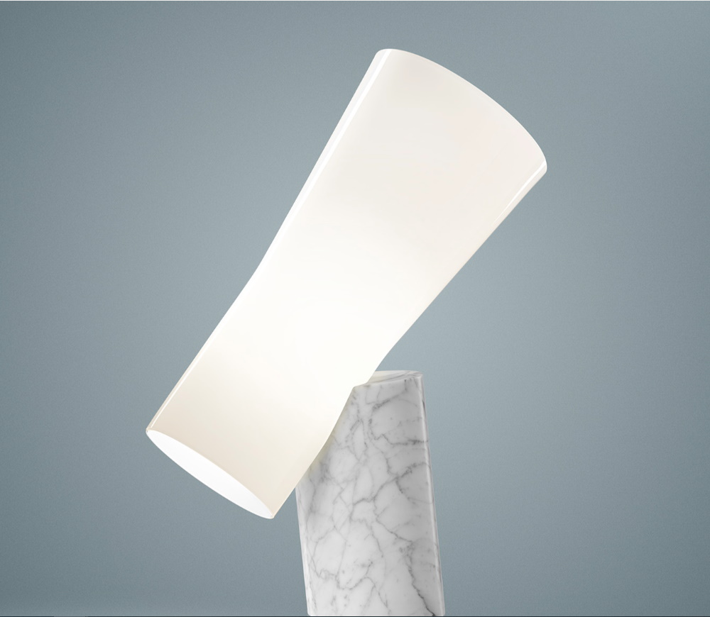 Nile Tischleuchte von Foscarini: Moderne Lampe mit Marmorfuß und schrägem, weißem Lampenschirm.