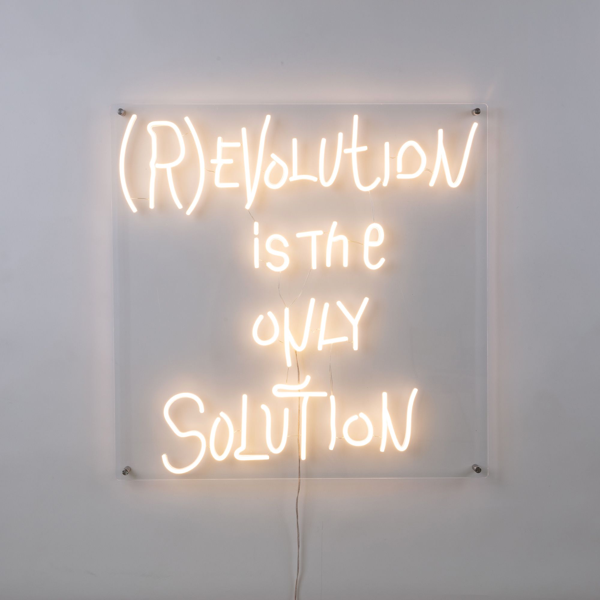 Seletti Revolution LED Wandleuchte mit dem Schriftzug "Revolution is the only solution". Dekorative Leuchte.