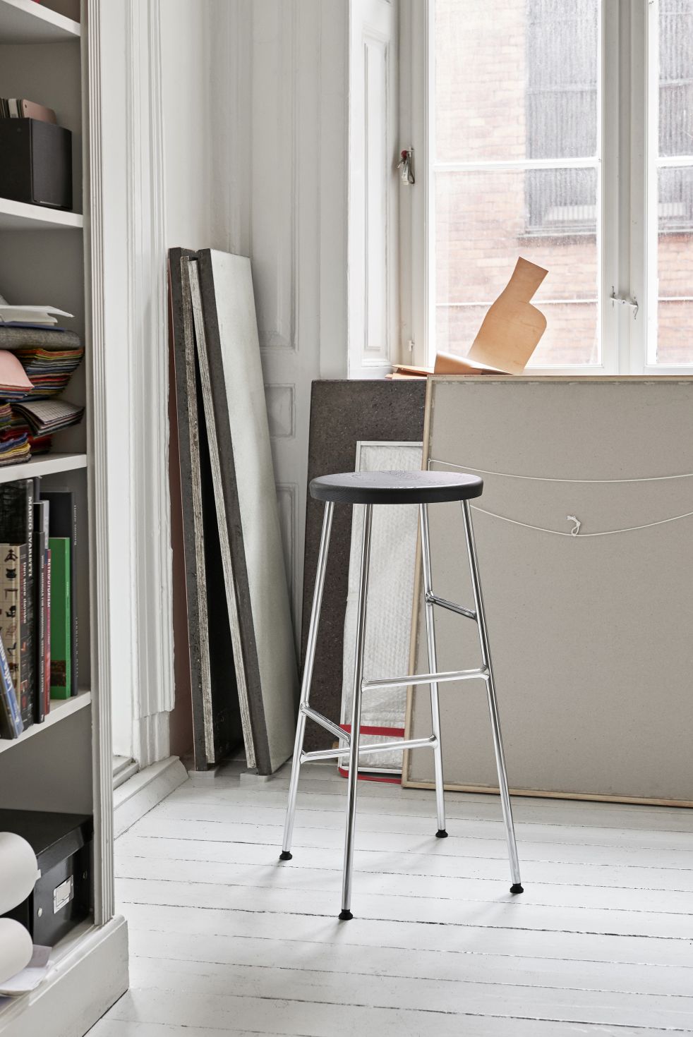 Cornet Bar Stool von Hay: Hoher Barhocker mit schwarzer Sitzfläche und verchromtem Metallgestell.