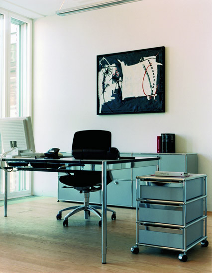 Büro mit USM Haller Tisch in Perlgrau, Schreibtisch, Rollcontainer und Sideboard für stilvolles Arbeiten.
