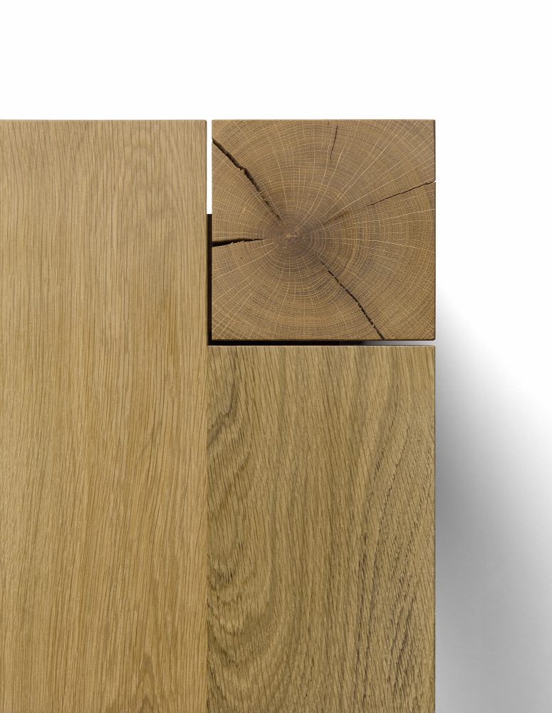 Detailaufnahme des e15 Bigfoot Tisches: Tischplatte und Bein aus massivem Eichenholz.