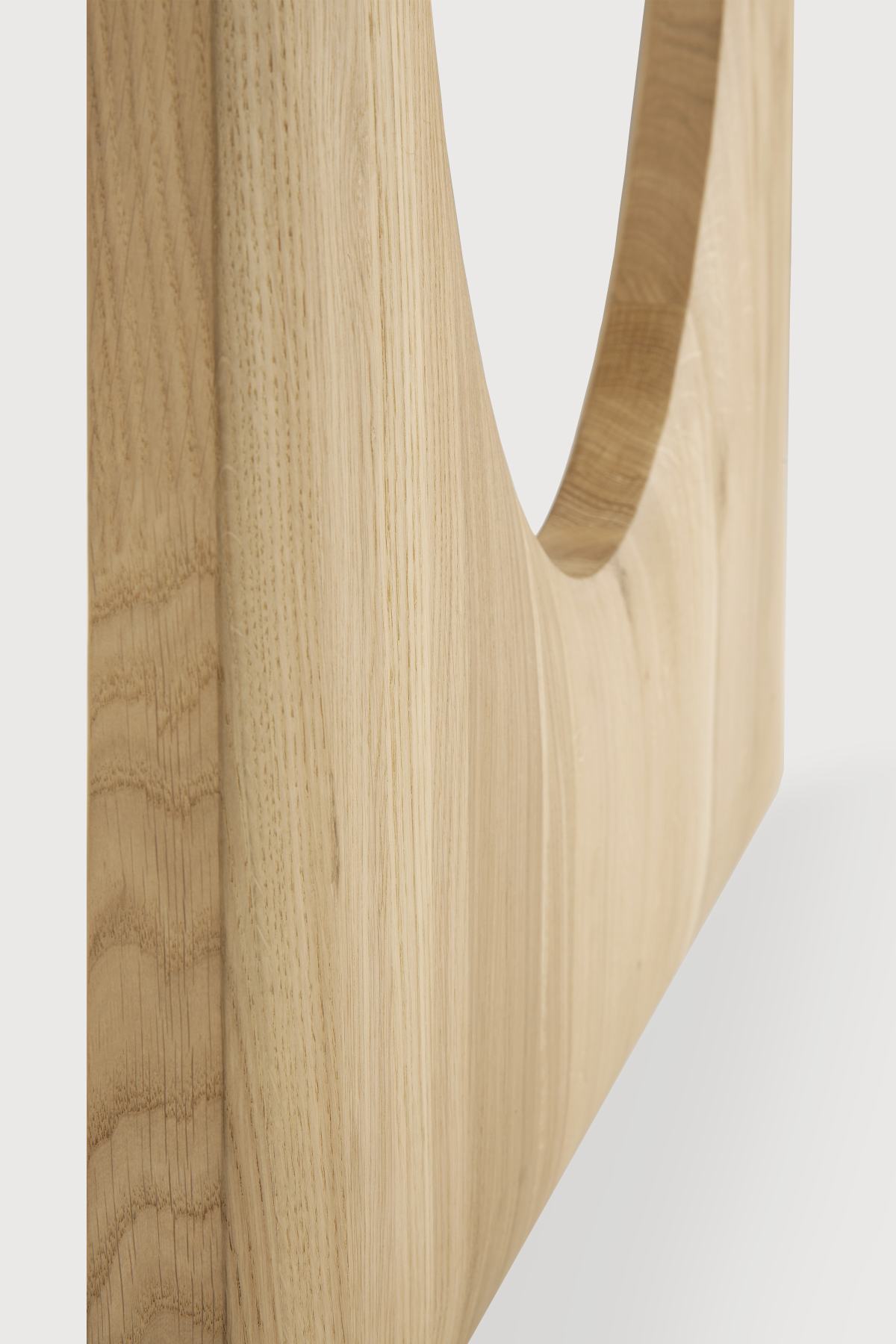 Detailaufnahme der Eichenholzstruktur des Geometric Eiche Tisches von Ethnicraft. Massivholz Tisch mit natürlicher Maserung.