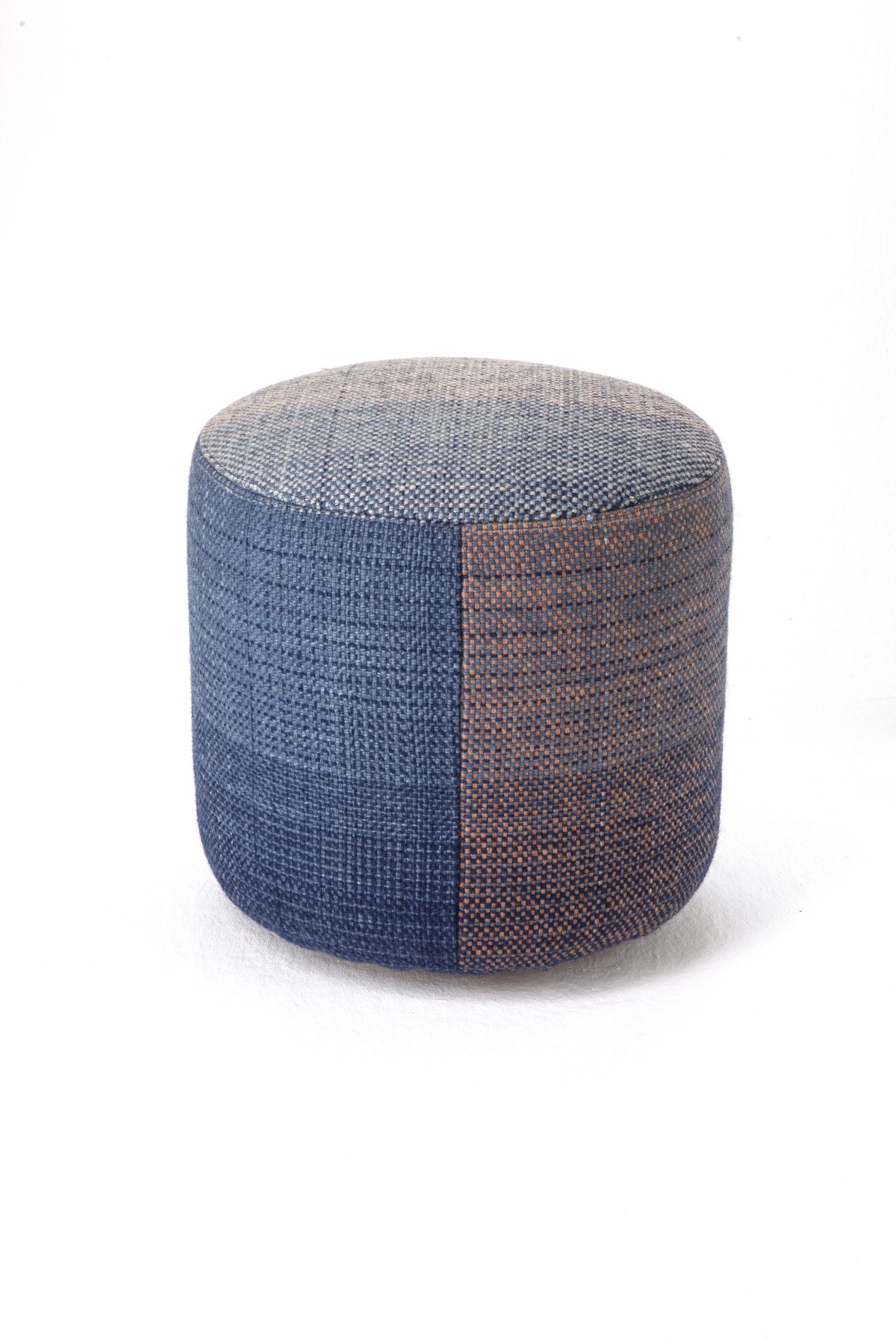 Nanimarquina Shade Pouf Hocker 2B, blauer und brauner Sitzhocker aus Textilgewebe, modernes Wohnaccessoire.