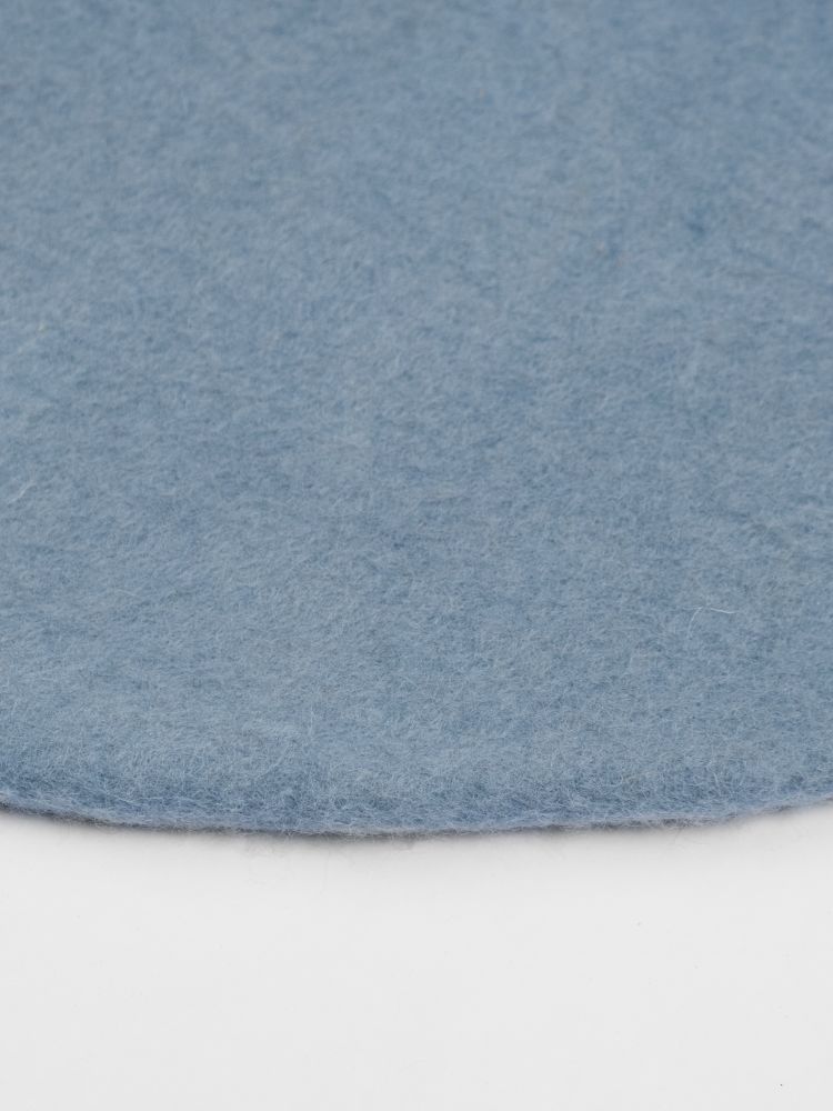 Detailaufnahme des hellblauen Mono Rund Filzteppichs (Ø 160 cm) von myfelt Mia, weiche Textur.